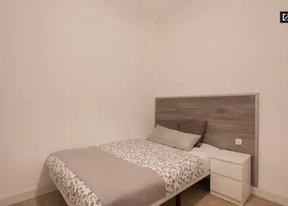 Habitación elegante y confortable en un apartamento de 5 dormitorios en Camins al Grau en Valencia