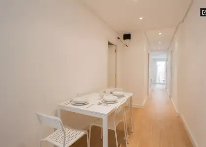 Habitación elegante y confortable en un apartamento de 5 dormitorios en Camins al Grau en Valencia