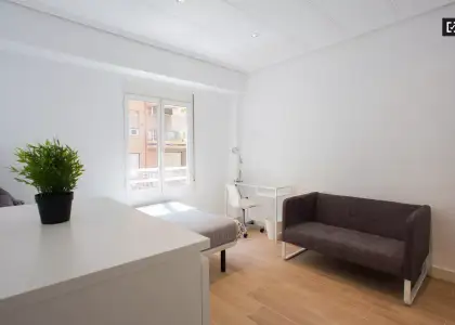 Habitación elegante y confortable en un apartamento de 5 dormitorios en Camins al Grau en Valencia