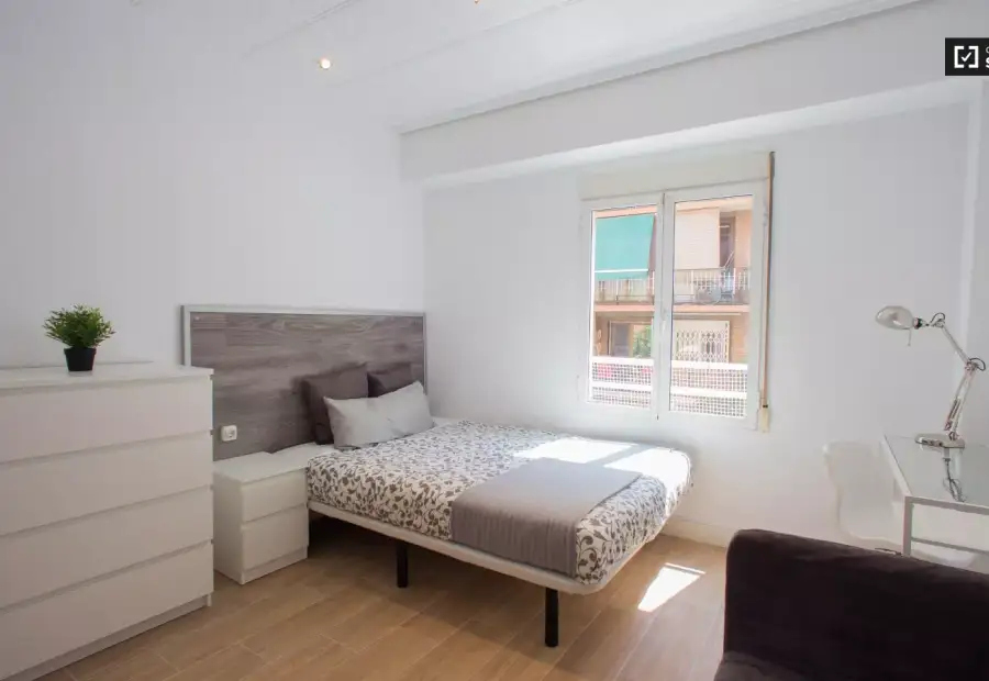 Habitación elegante y confortable en un apartamento de 5 dormitorios en Camins al Grau en Valencia