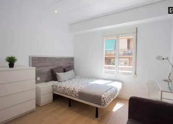 Habitación elegante y confortable en un apartamento de 5 dormitorios en Camins al Grau en Valencia