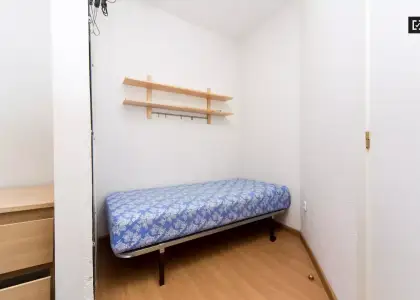 Habitación en piso compartido de 3 habitaciones en alquiler en Arapiles, ideal para mujeres y estudiantes. en Madrid