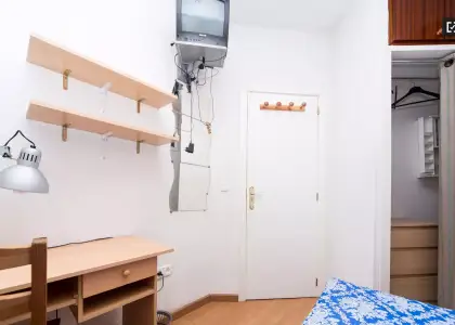 Habitación en piso compartido de 3 habitaciones en alquiler en Arapiles, ideal para mujeres y estudiantes. en Madrid