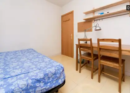 Habitación en piso compartido de 3 habitaciones en alquiler en Arapiles, ideal para mujeres y estudiantes. en Madrid