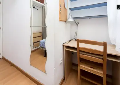 Habitación en piso compartido de 3 habitaciones en alquiler en Arapiles, ideal para mujeres y estudiantes. en Madrid