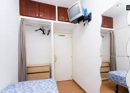 Habitación en piso compartido de 3 habitaciones en alquiler en Arapiles, ideal para mujeres y estudiantes. en Madrid