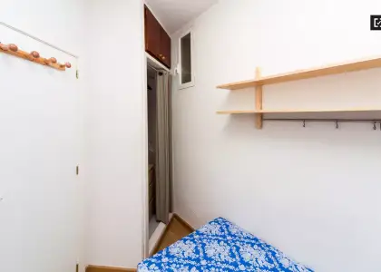 Habitación en piso compartido de 3 habitaciones en alquiler en Arapiles, ideal para mujeres y estudiantes. en Madrid