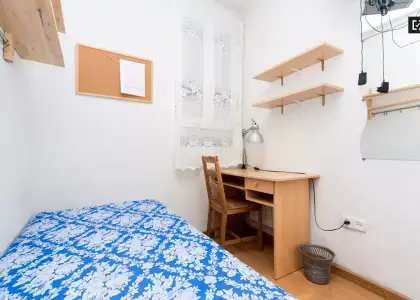 Habitación en piso compartido de 3 habitaciones en alquiler en Arapiles, ideal para mujeres y estudiantes. en Madrid