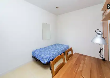 Habitación en piso compartido de 3 habitaciones en alquiler en Arapiles, ideal para mujeres y estudiantes. en Madrid