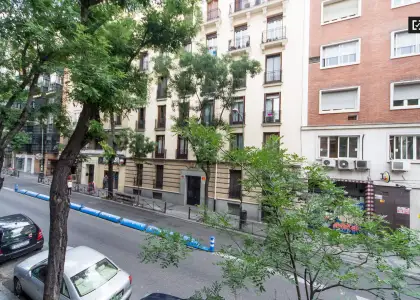 Habitación en piso compartido de 3 habitaciones en alquiler en Arapiles, ideal para mujeres y estudiantes. en Madrid