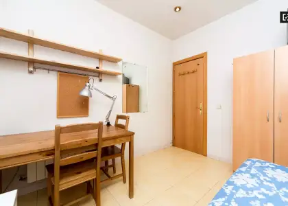 Habitación en piso compartido de 3 habitaciones en alquiler en Arapiles, ideal para mujeres y estudiantes. en Madrid