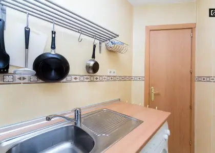 Habitación en piso compartido de 3 habitaciones en alquiler en Arapiles, ideal para mujeres y estudiantes. en Madrid