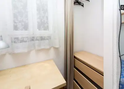Habitación en piso compartido de 3 habitaciones en alquiler en Arapiles, ideal para mujeres y estudiantes. en Madrid