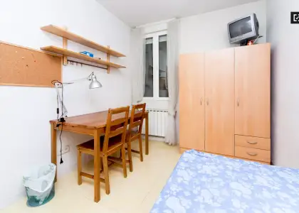 Habitación en piso compartido de 3 habitaciones en alquiler en Arapiles, ideal para mujeres y estudiantes. en Madrid