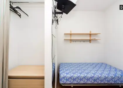 Habitación en piso compartido de 3 habitaciones en alquiler en Arapiles, ideal para mujeres y estudiantes. en Madrid
