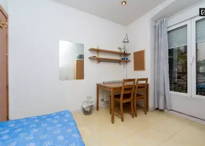 Habitación en piso compartido de 3 habitaciones en alquiler en Arapiles, ideal para mujeres y estudiantes. en Madrid