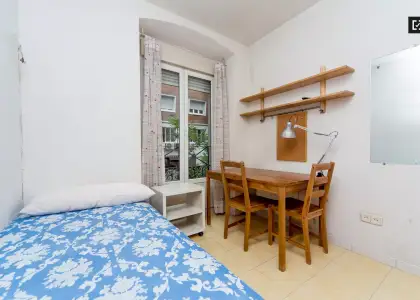 Habitación en piso compartido de 3 habitaciones en alquiler en Arapiles, ideal para mujeres y estudiantes. en Madrid