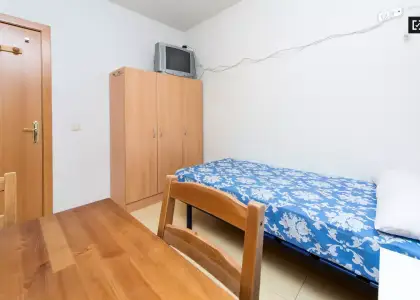 Habitación en piso compartido de 3 habitaciones en alquiler en Arapiles, ideal para mujeres y estudiantes. en Madrid