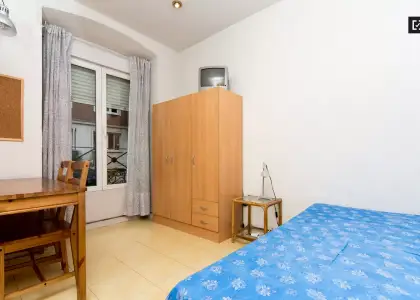 Habitación en piso compartido de 3 habitaciones en alquiler en Arapiles, ideal para mujeres y estudiantes. en Madrid