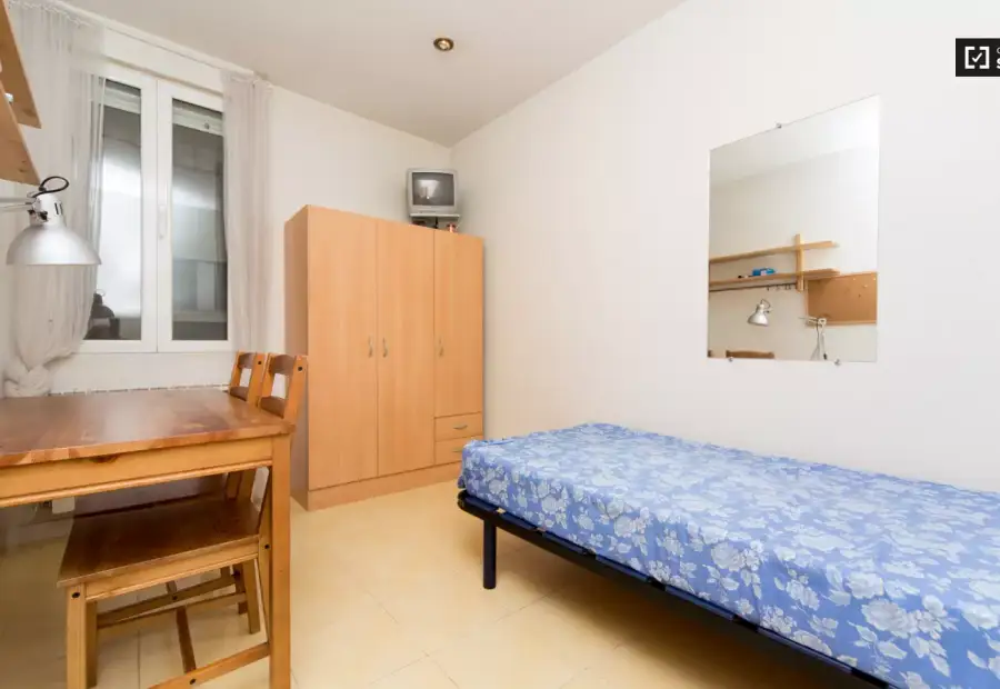 Habitación en piso compartido de 3 habitaciones en alquiler en Arapiles, ideal para mujeres y estudiantes. en Madrid