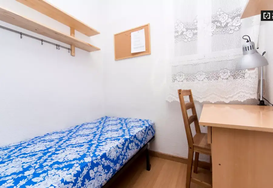 Habitación en piso compartido de 3 habitaciones en alquiler en Arapiles, ideal para mujeres y estudiantes. en Madrid
