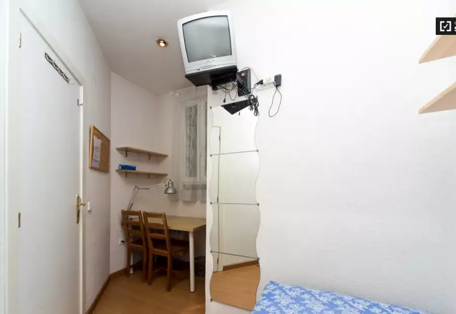 Habitación en piso compartido de 3 habitaciones en alquiler en Arapiles, ideal para mujeres y estudiantes. en Madrid