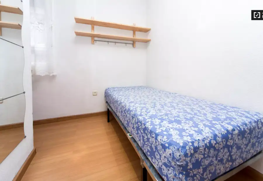 Habitación en piso compartido de 3 habitaciones en alquiler en Arapiles, ideal para mujeres y estudiantes. en Madrid