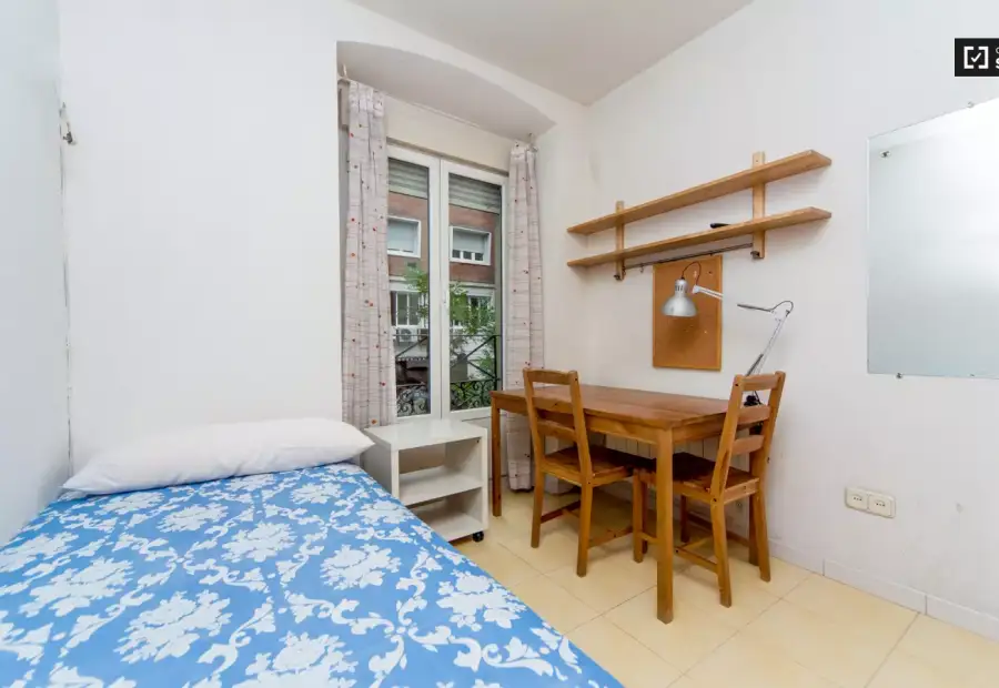 Habitación en piso compartido de 3 habitaciones en alquiler en Arapiles, ideal para mujeres y estudiantes. en Madrid