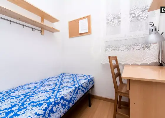 Habitación en piso compartido de 3 habitaciones en alquiler en Arapiles, ideal para mujeres y estudiantes. en Madrid