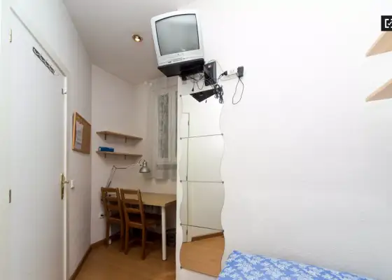 Habitación en piso compartido de 3 habitaciones en alquiler en Arapiles, ideal para mujeres y estudiantes. en Madrid