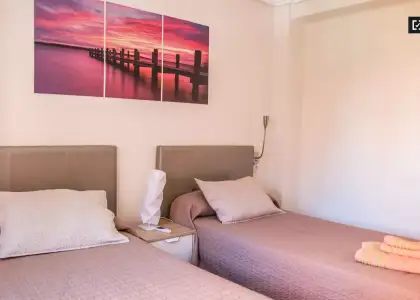 Habitación en piso compartido de 3 habitaciones en alquiler en La Malva-Rosa, València. en Valencia