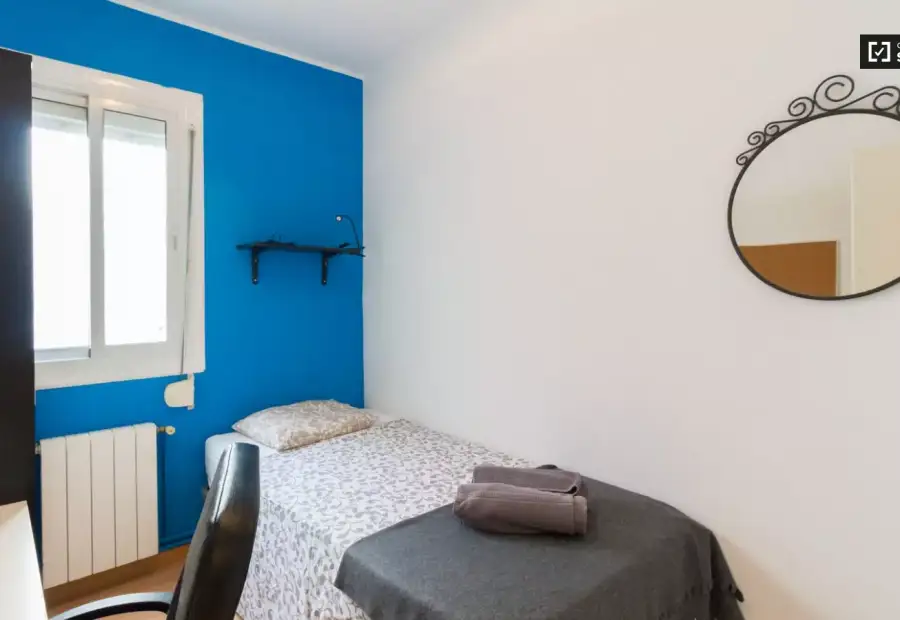 Habitación en piso compartido de 3 habitaciones en alquiler en Santa Eulália en Barcelona