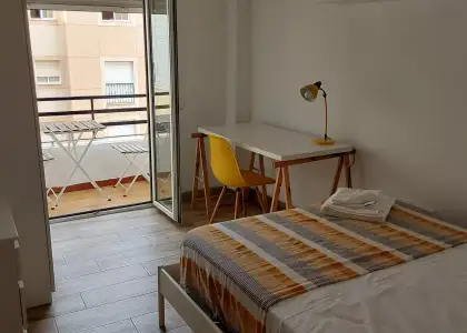 Habitación en piso compartido de 3 habitaciones en alquiler en Zapillo, perfecta para profesionales y estudiantes. en Almería