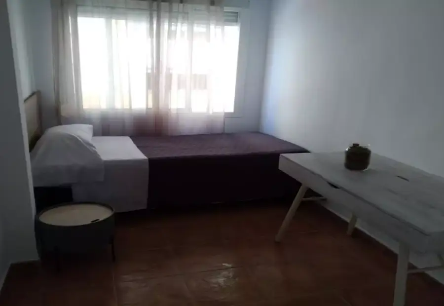 Habitación en piso compartido de 3 habitaciones en alquiler en Zapillo, ideal para estudiantes. en Almería