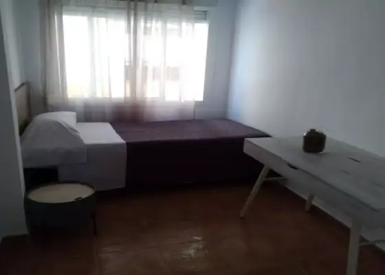 Habitación en piso compartido de 3 habitaciones en alquiler en Zapillo, ideal para estudiantes. en Almería