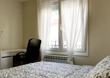 Habitación en piso compartido de 3 habitaciones en Zaragoza, gastos incluidos, ideal para profesionales y estudiantes, solo mujeres. en Zaragoza