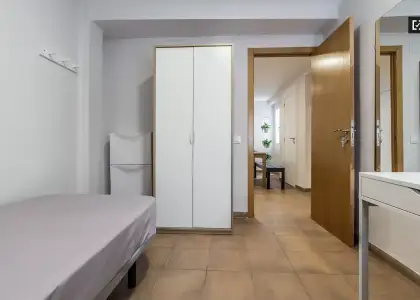 Habitación en piso compartido de 4 habitaciones en alquiler en Albors, solo profesionales en Valencia
