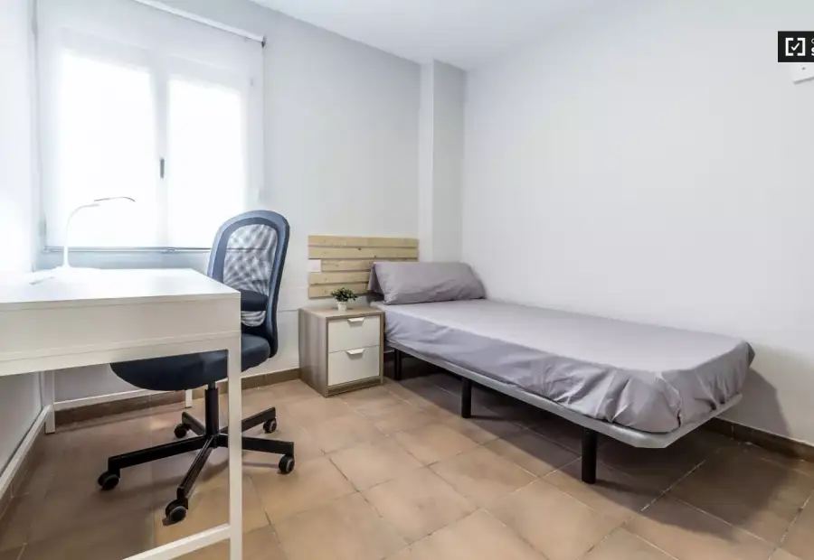 Habitación en piso compartido de 4 habitaciones en alquiler en Albors, solo profesionales en Valencia