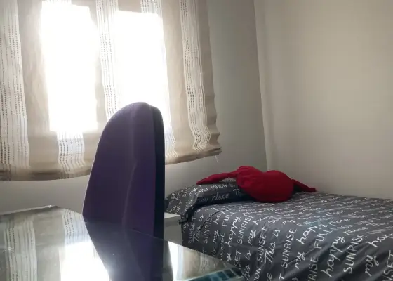 Habitación en piso compartido de 4 habitaciones en alquiler en El Romeral, gastos incluidos, solo para mujeres. en Málaga