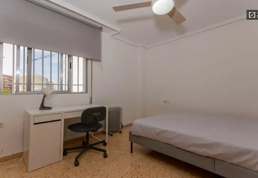 Habitación en piso compartido de 4 habitaciones en alquiler en Els Orriols en Valencia