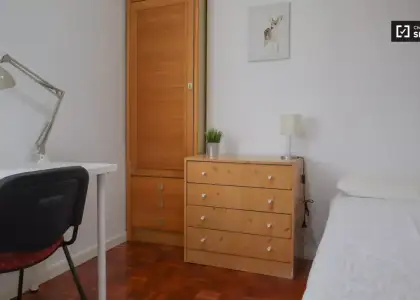 Habitación en piso compartido de 4 habitaciones en alquiler en Fontarrón, ideal para profesionales y estudiantes. en Madrid