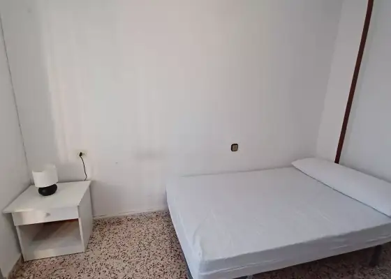 Habitación en piso compartido de 4 habitaciones en alquiler en Murcia.