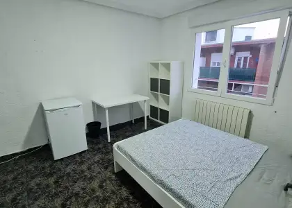 Habitación en piso compartido de 4 habitaciones en alquiler en Zaragoza perfecta para estudiantes. en Zaragoza