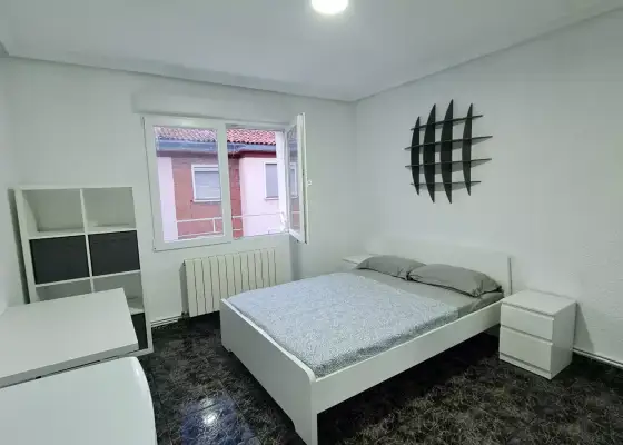 Habitación en piso compartido de 4 habitaciones en alquiler en Zaragoza perfecta para estudiantes.