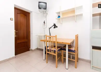 Habitación en piso compartido de 4 habitaciones en Casa de Campo, se alquila. Profesionales y estudiantes son bienvenidos. en Madrid