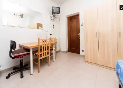 Habitación en piso compartido de 4 habitaciones en Casa de Campo, se alquila. Profesionales y estudiantes son bienvenidos. en Madrid