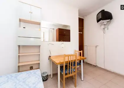 Habitación en piso compartido de 4 habitaciones en Casa de Campo, se alquila. Profesionales y estudiantes son bienvenidos. en Madrid