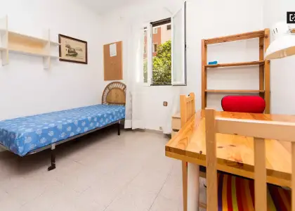 Habitación en piso compartido de 4 habitaciones en Casa de Campo, se alquila. Profesionales y estudiantes son bienvenidos. en Madrid