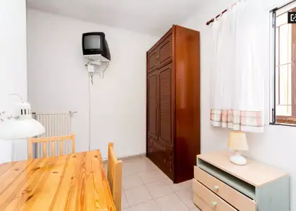 Habitación en piso compartido de 4 habitaciones en Casa de Campo, se alquila. Profesionales y estudiantes son bienvenidos. en Madrid
