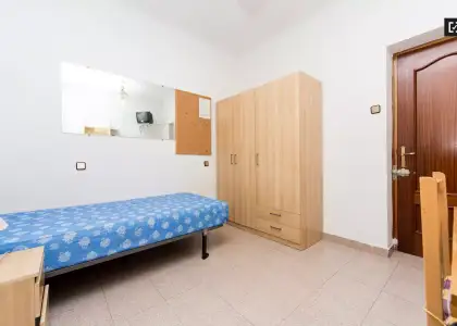 Habitación en piso compartido de 4 habitaciones en Casa de Campo, se alquila. Profesionales y estudiantes son bienvenidos. en Madrid